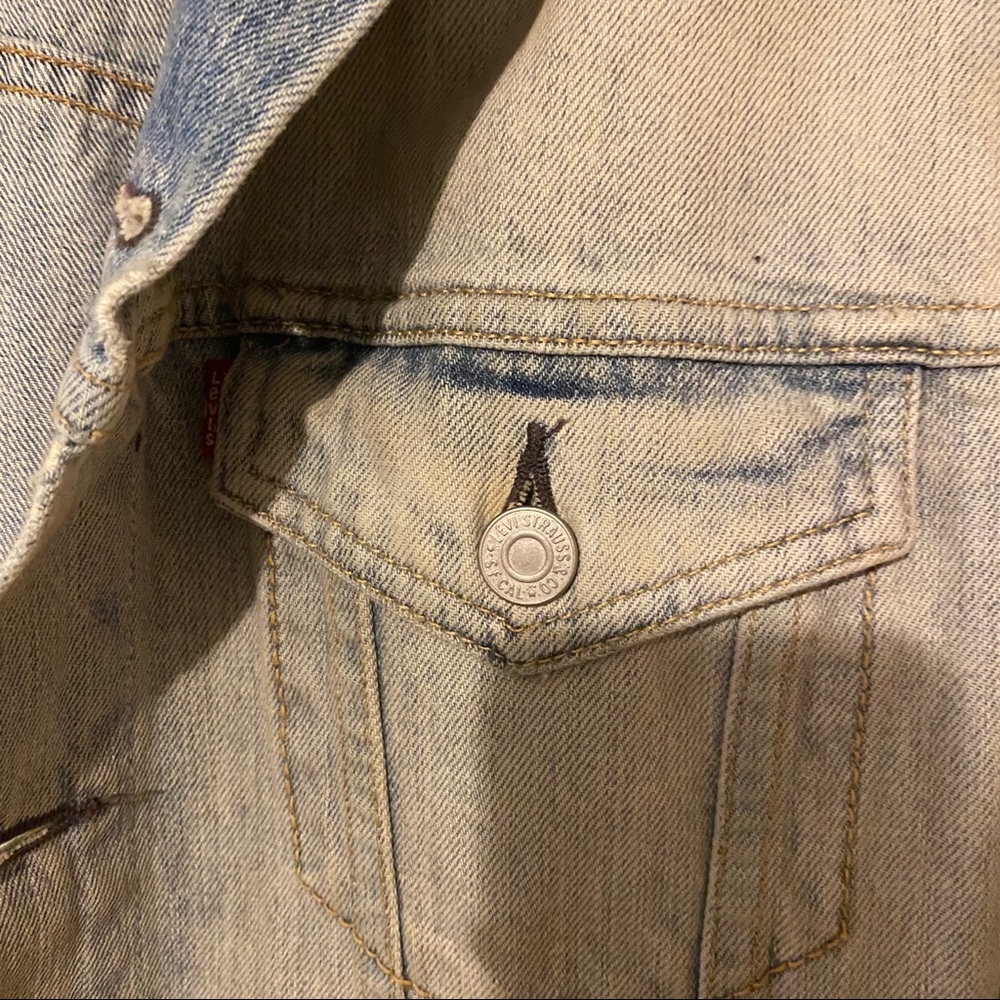 Levi’s denim jacket (light wash) - Picture 5 of 9